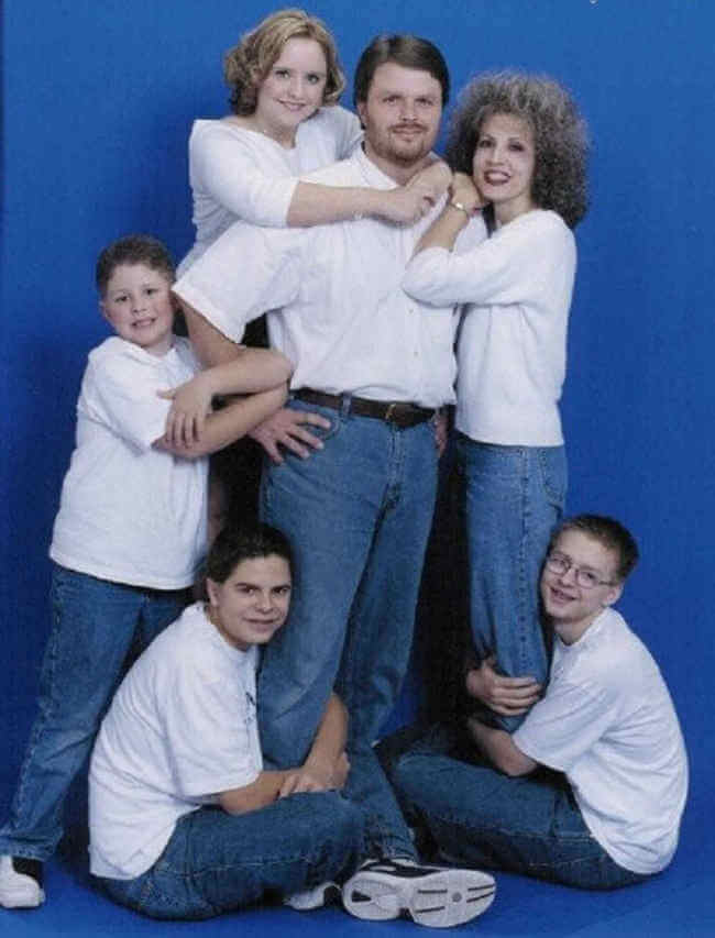 Awkward Family Photos That Failed So Hard Its A Crime To 