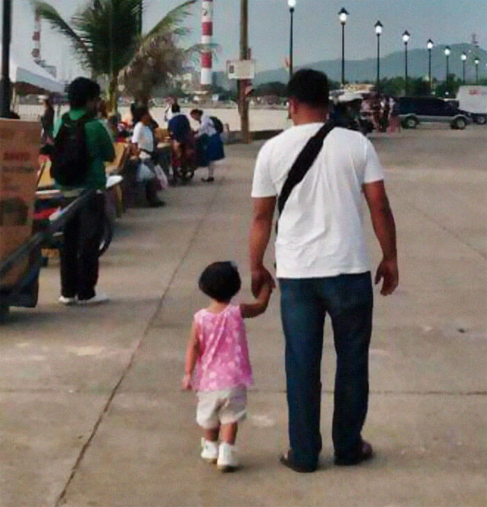 Father And Daughter Holding Hands Over The Years The Touching Pics 
