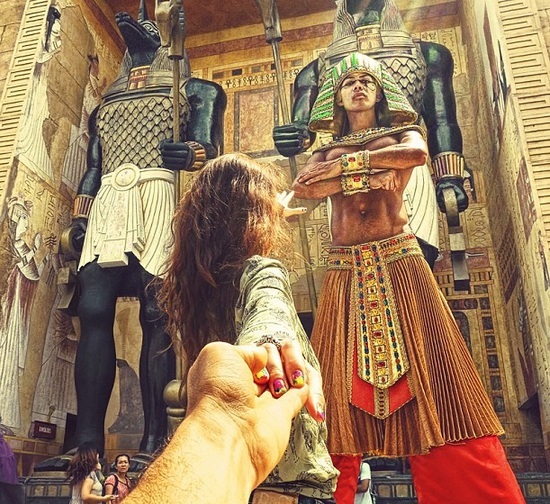 Murad Osmann and his girlfriend