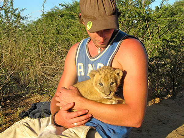 unbelievable reaction of lioness to man who saved her