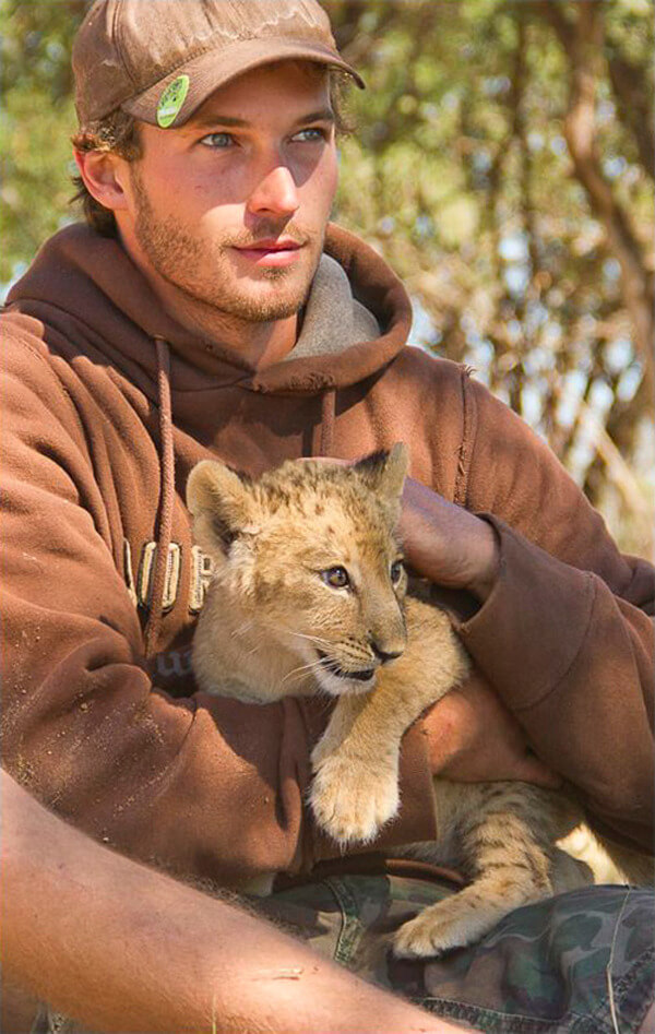 unbelievable reaction of lioness to man who saved her