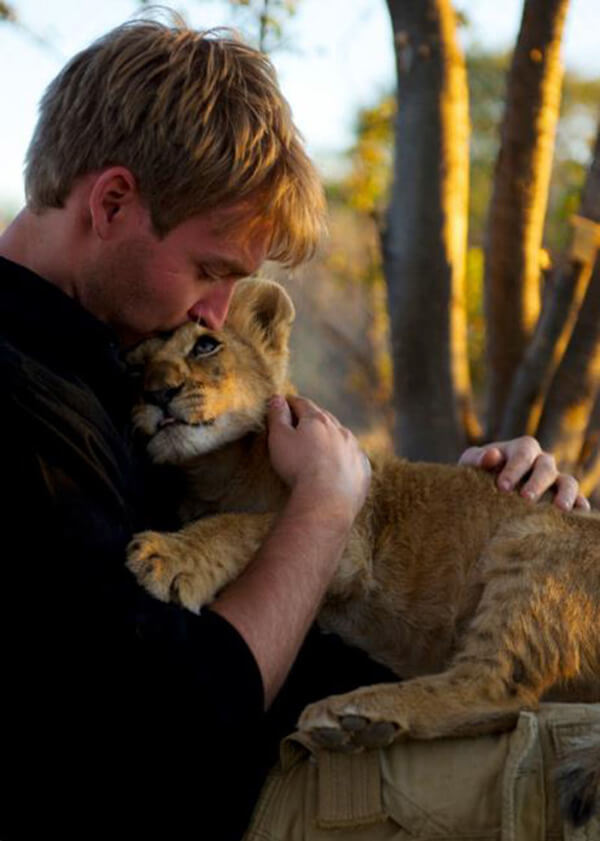 unbelievable reaction of lioness to man who saved her