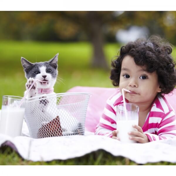 little-girl-and-her-kitten-drinking-milk_700x700_Getty-181142240