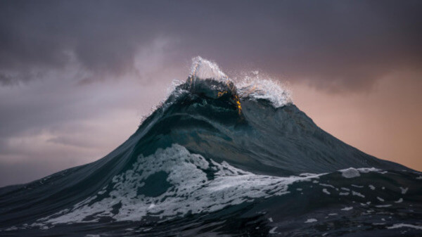 amazing waves look like mountains