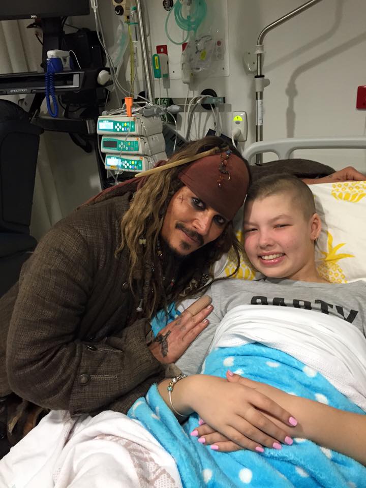 johnny Depp visiting children hospital 5