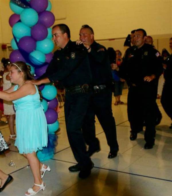 policemen attend father daughter dance with girl 4