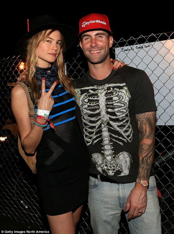 adam levine meets girl who wants to marry him 13