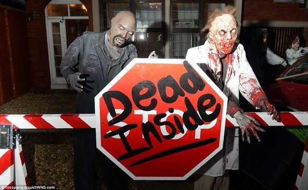 family spends 20,000 on halloween decorations 4