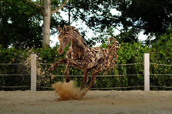 Stunning Sculptures Of Moving Animals 10