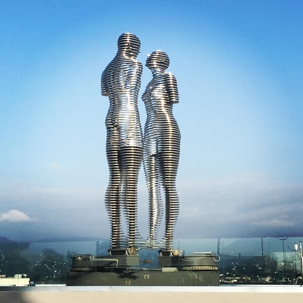 metal moving statues of man and woman 2