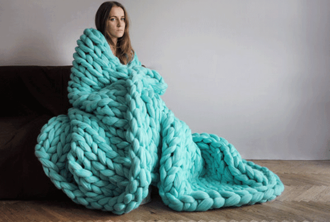 Woman Knits Huge Blankets With Super Sized Yarn And Her Bare Hands 
