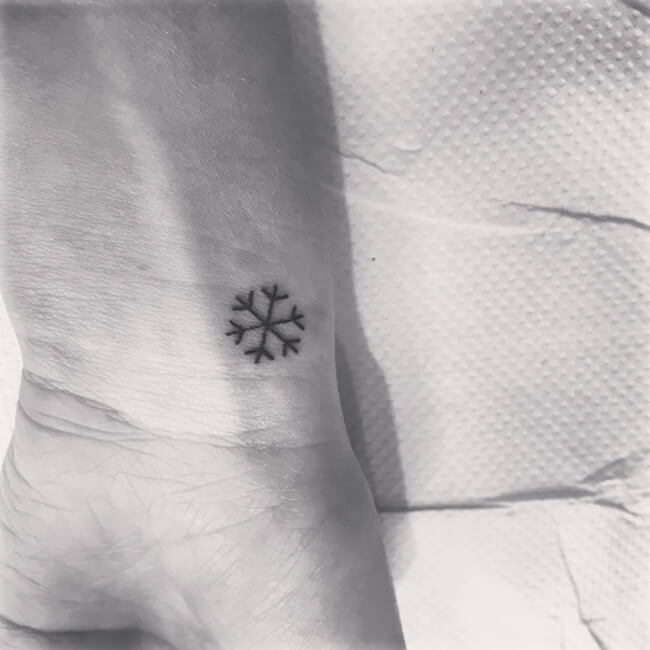 21 Minimalist Tattoo Ideas That Are Tiny But Glorious At ...