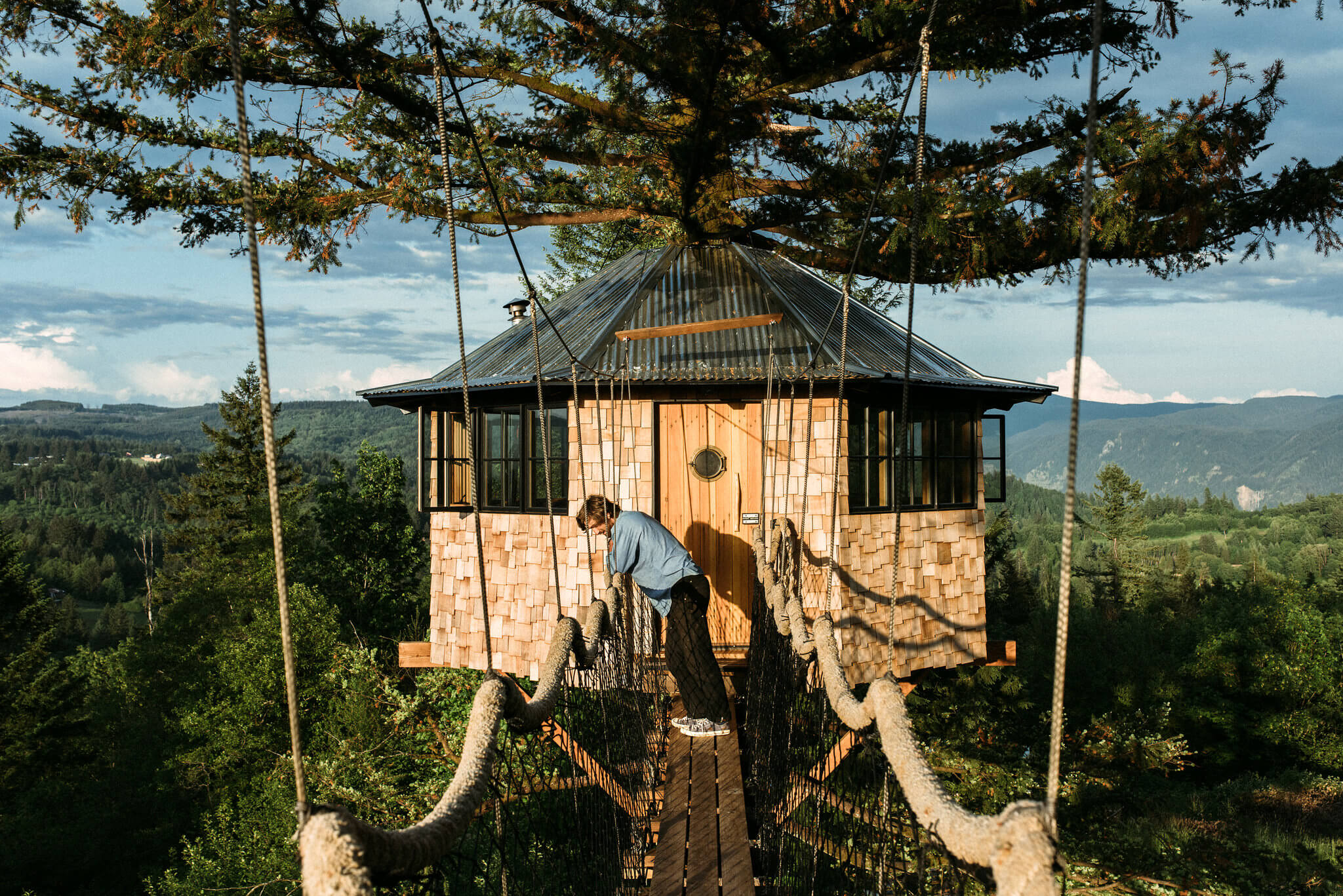 Английский tree house. Фостер Хантингтон дом на дереве. Домик на дереве. Жилой дом на дереве. Дом на дереве высоко.