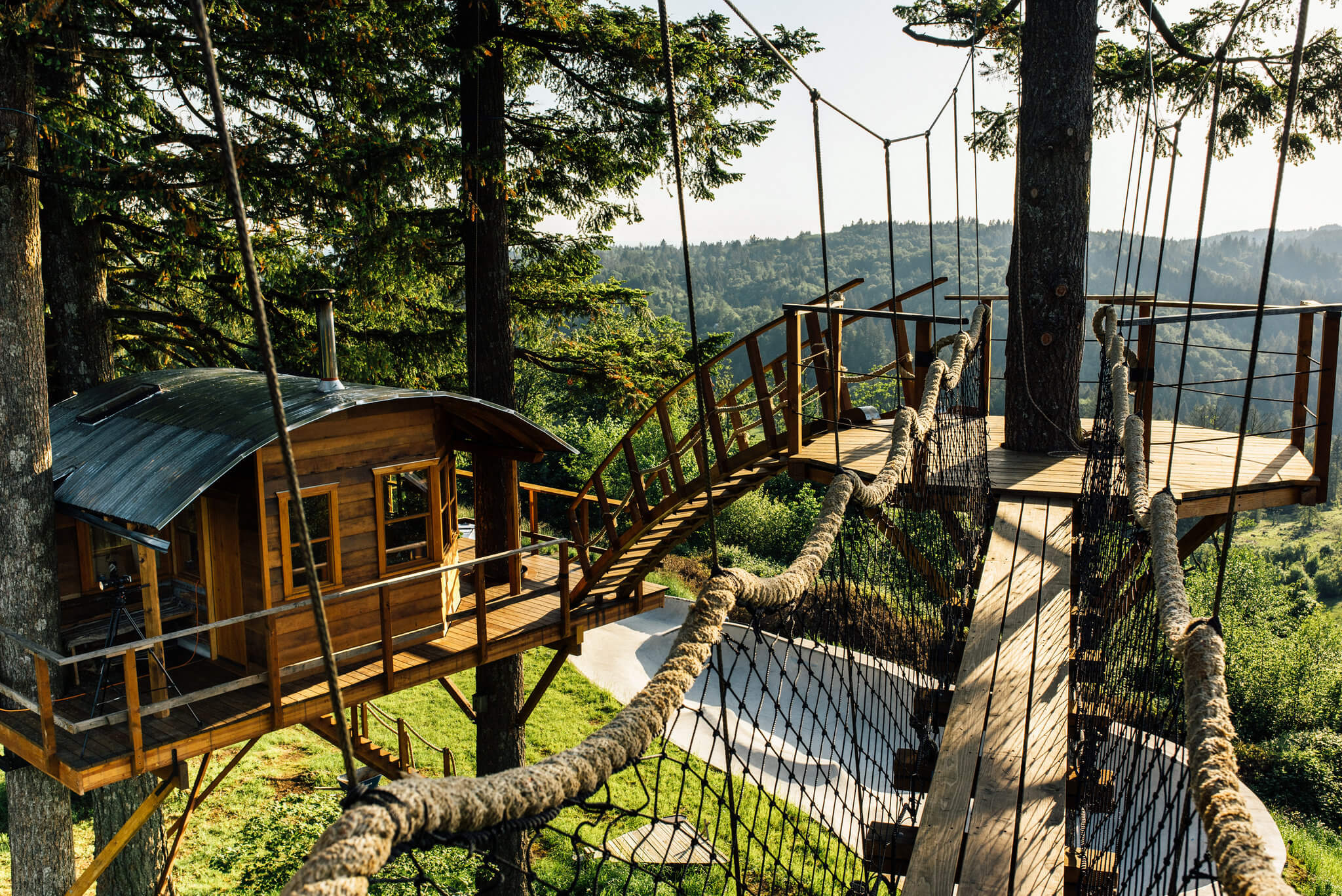 Guy Quits His Job To Build a Cool Tree House And Live Like a King