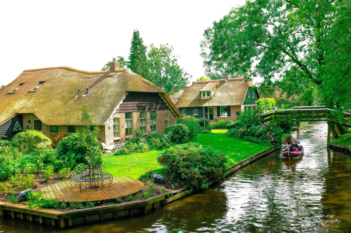 Check Out Giethoorn Holland, The Village With No Roads And Fairy Tale ...