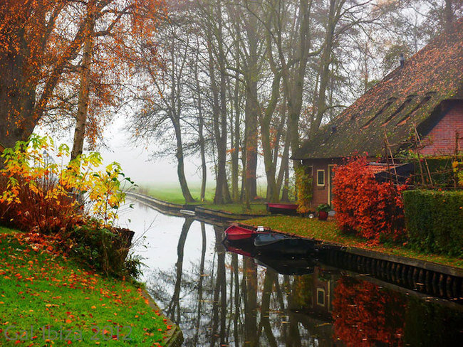 giethoorn holland village on canals 9