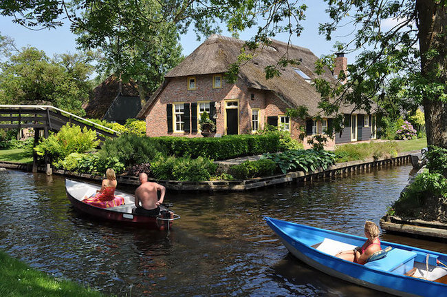 giethoorn holland village on canals 3