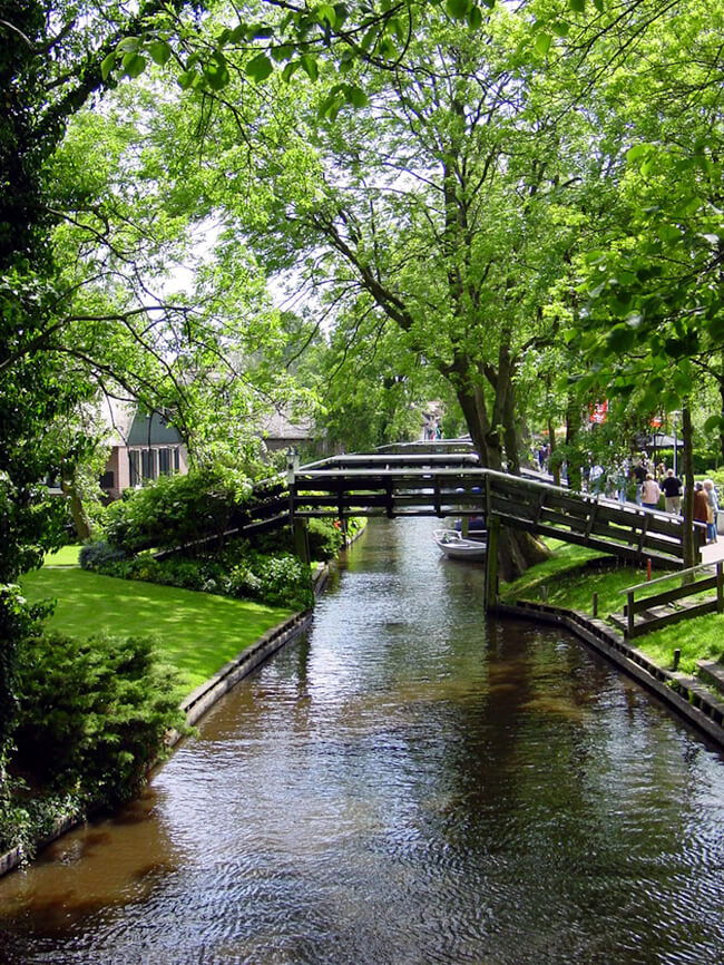 giethoorn holland village on canals 6