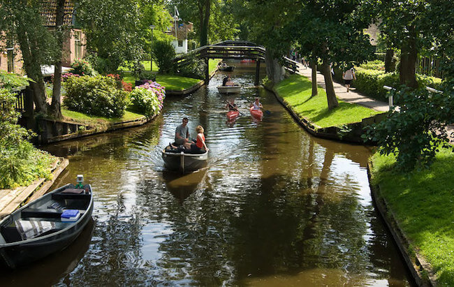 giethoorn holland village on canals 5