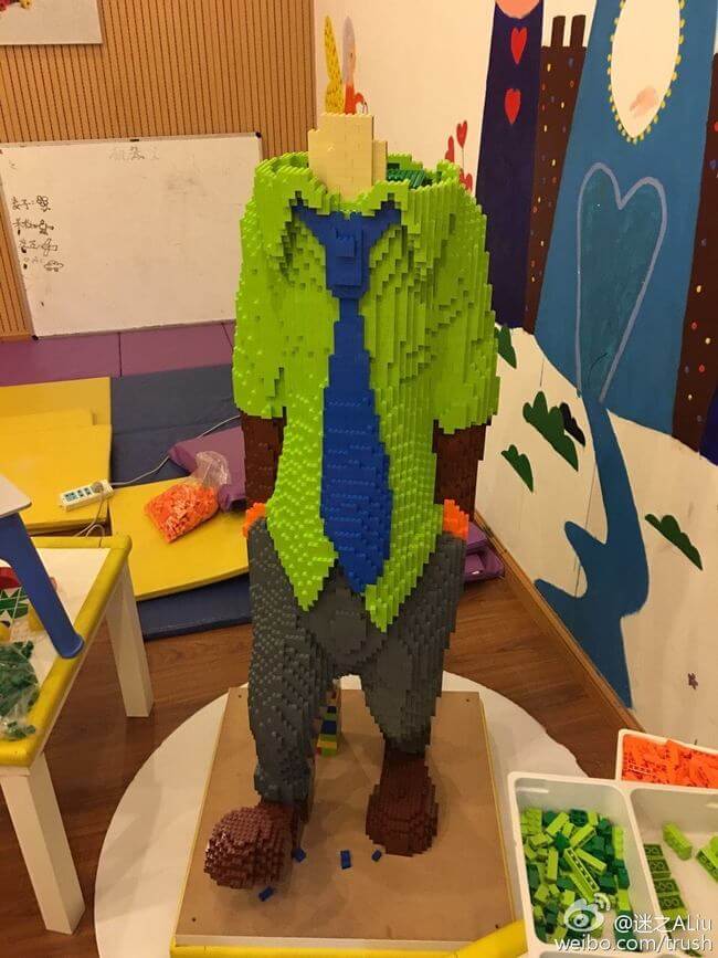 Kid destroys $15,000 LEGO sculpture 7
