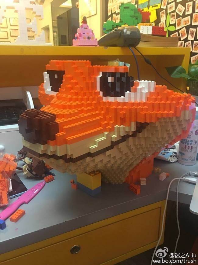 Kid destroys $15,000 LEGO sculpture 8