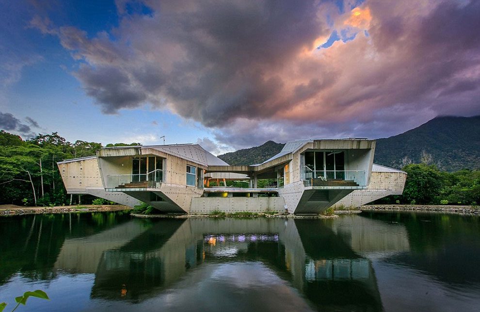 House Looks Just Like The Millennium Falcon 2