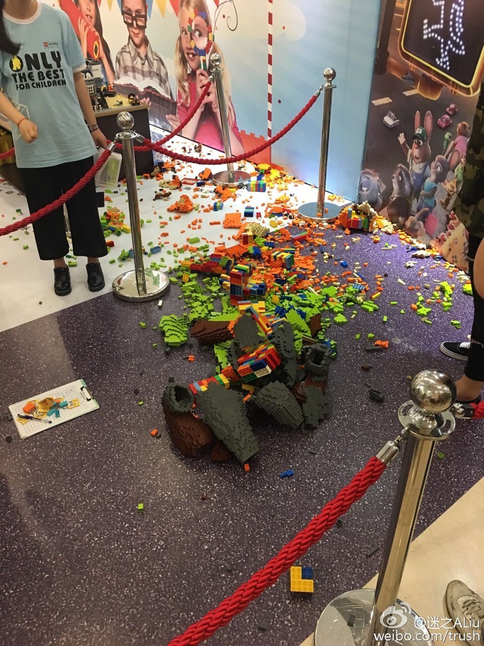 kid breaks 15000 lego sculpture 4
