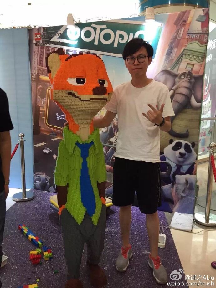 kid breaks 15000 lego sculpture 5