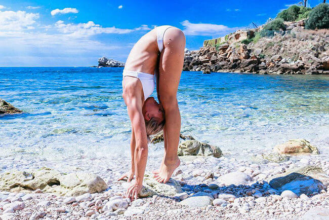 Swedish pilot does yoga around the world 2