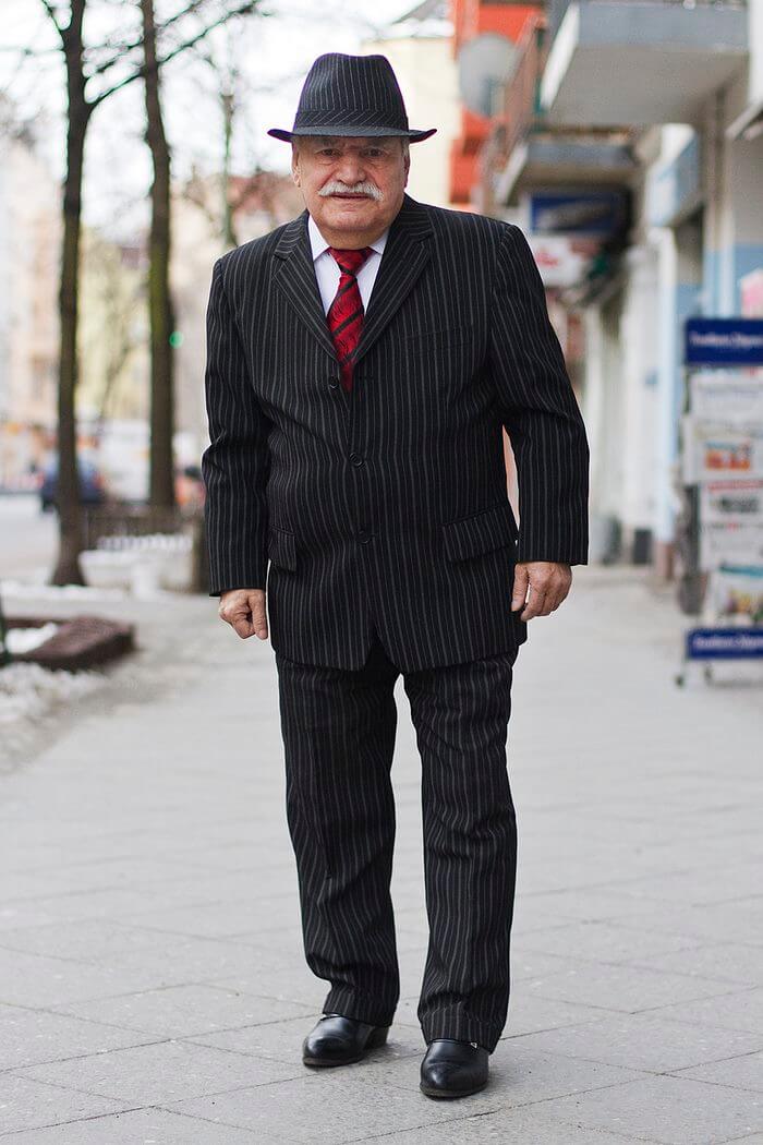 83-year-old-tailor-wears-different-suit-every-day-and-was-captured-by