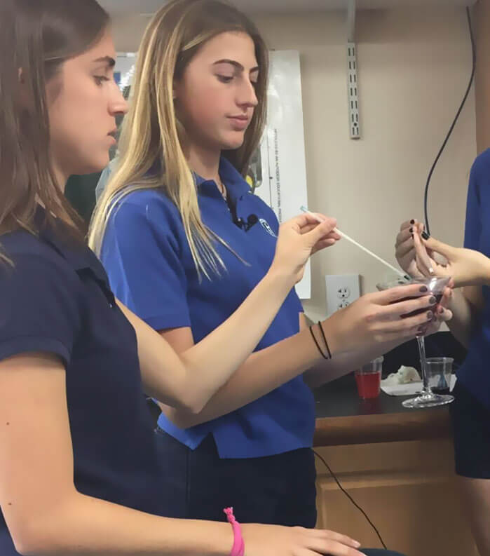 High School Girls Invent Straw Capable Of Detecting Date Rape Drugs 4