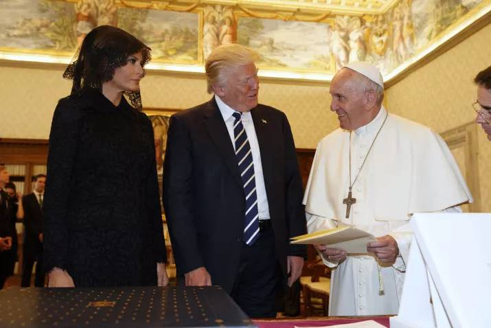 donald trump pope francis awkward photo 13