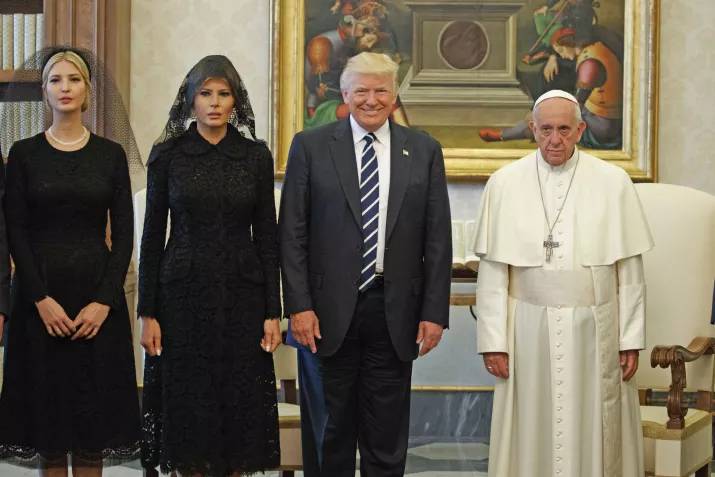 donald trump pope francis awkward photo 14