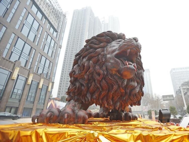 huge lion carving 10 (1)