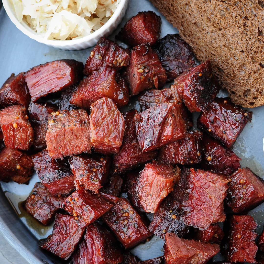 Говядина кусочками на сковороде. Beef Brisket. Кусочки говядины. Мясо кубиками. Говядина жареная кусочками.