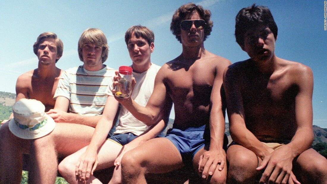 five friends take same photo 35 years 1