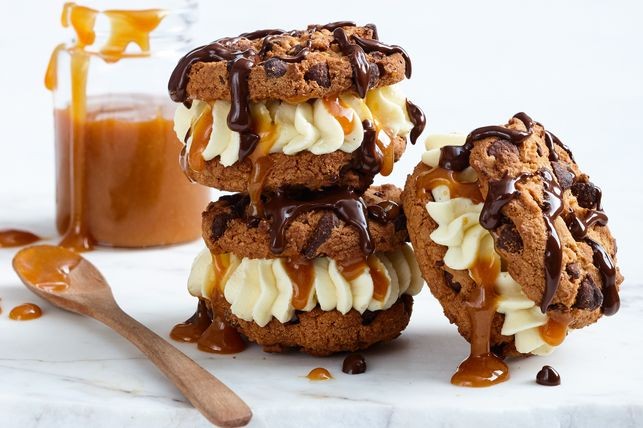 Choc-Caramel Mini Cheesecake Cookie Sandwiches - mini desserts