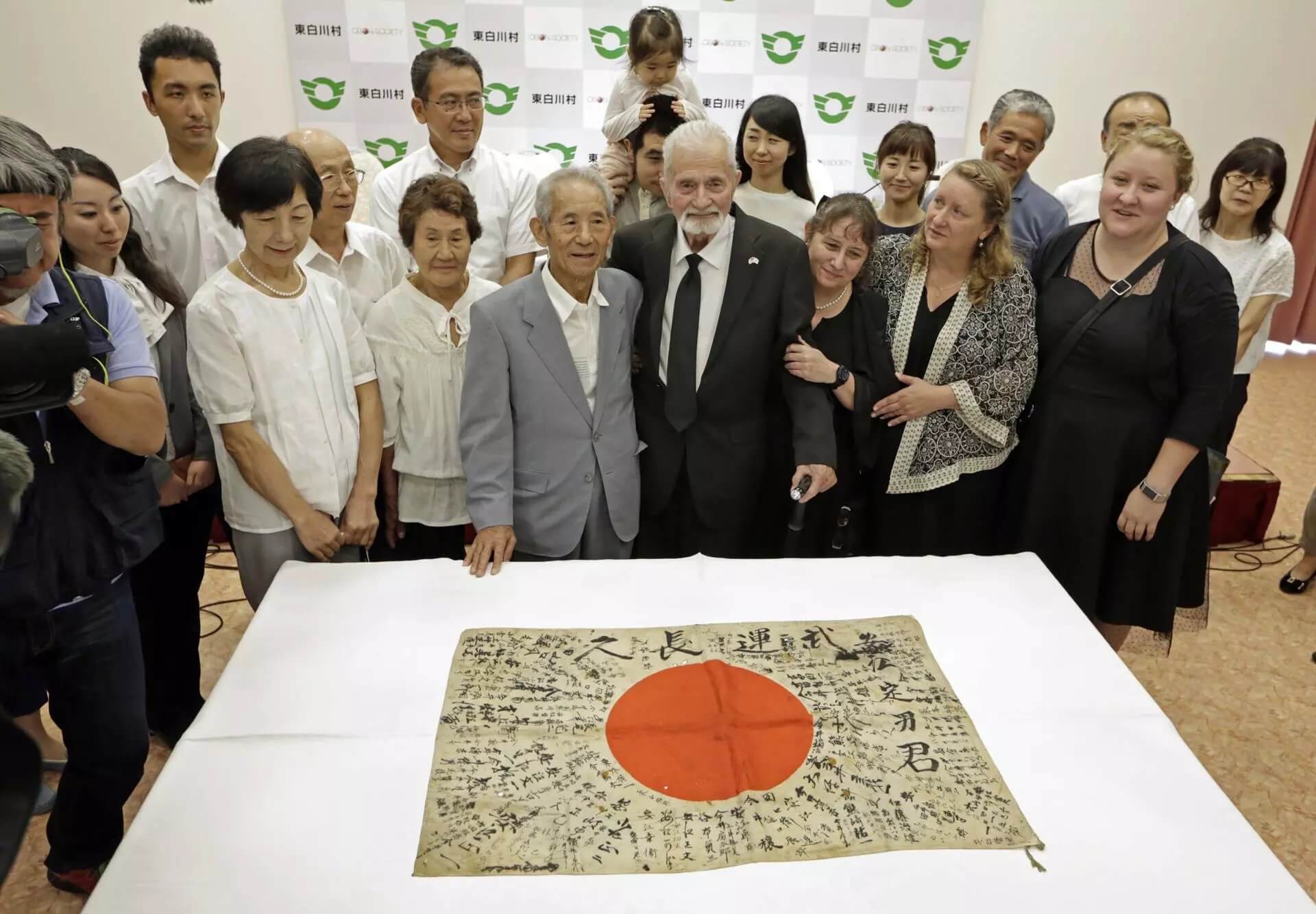 ww2_veteran_returns_japan_flag_to_dead_soldier_fam (1) (1)