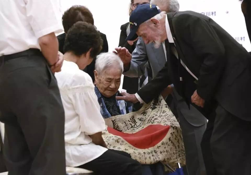 ww2_veteran_returns_japan_flag_to_dead_soldier_fam (2) (1)