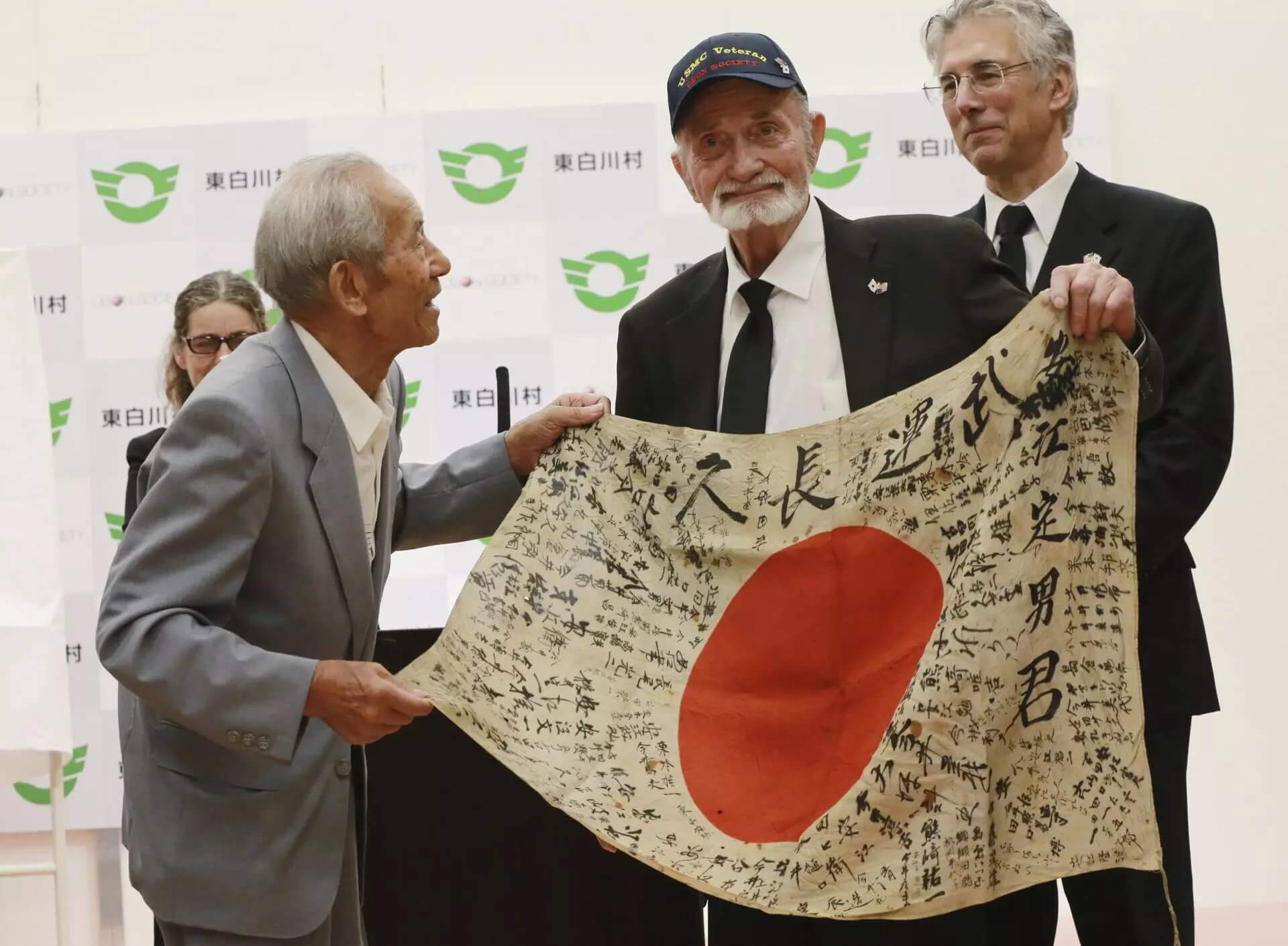 ww2_veteran_returns_japan_flag_to_dead_soldier_fam (3)