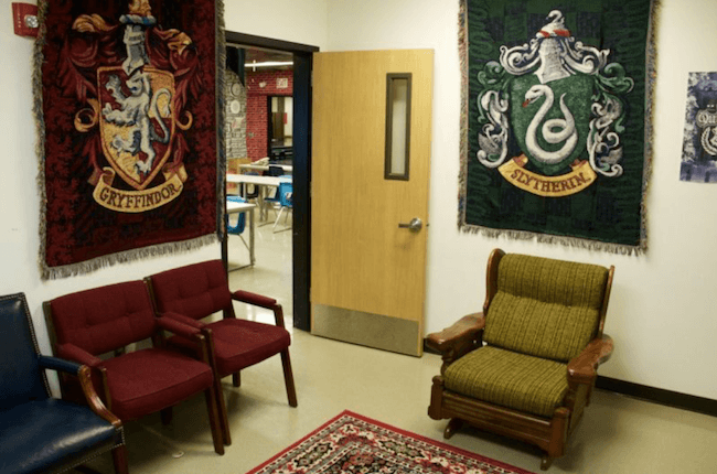 teacher transforms classroom into harry potter theme world 24 (1)