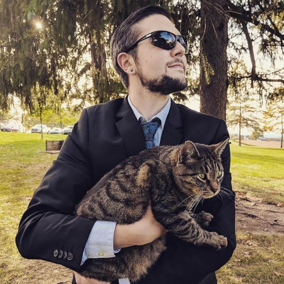 man takes pictures with every cat he meets 2 (1)