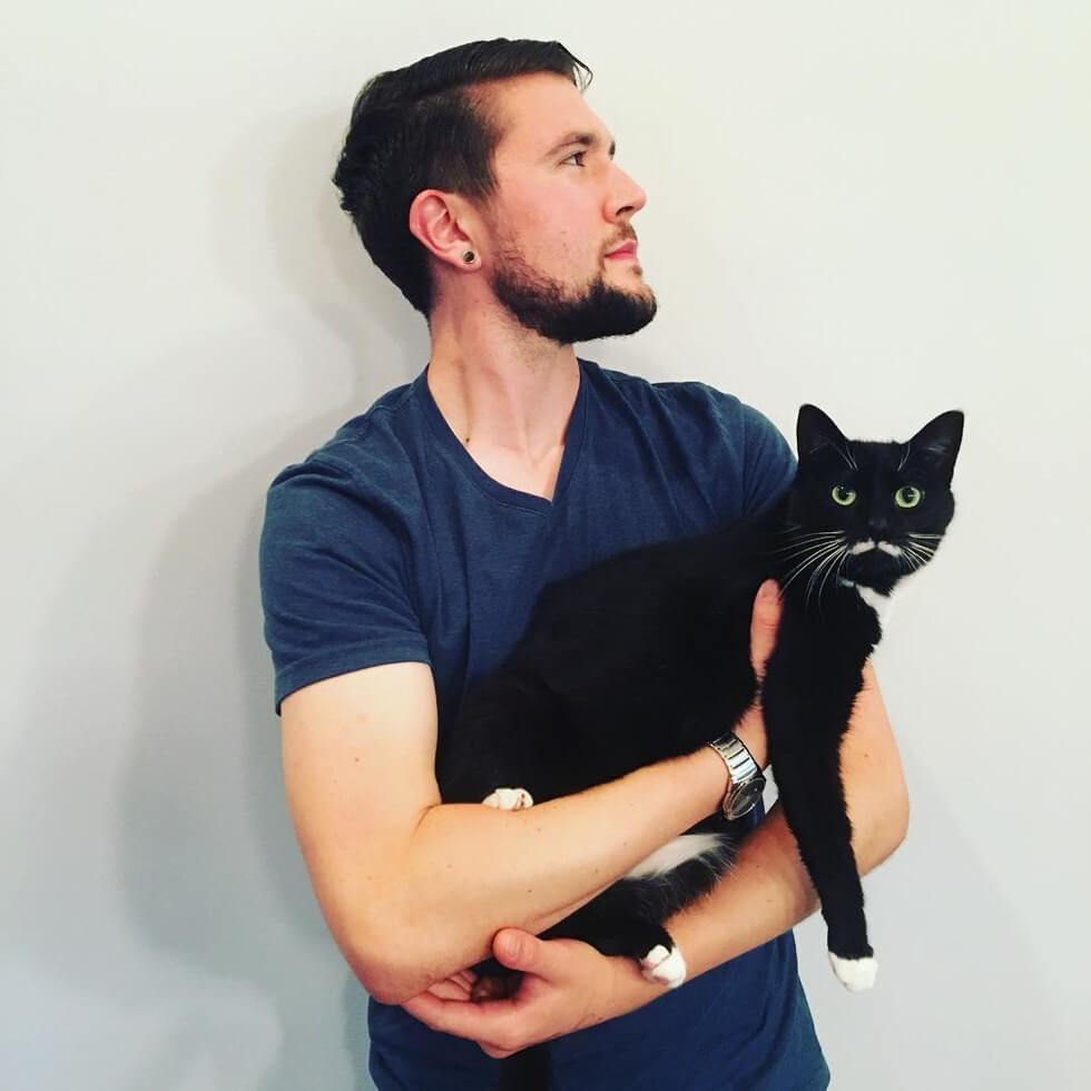 man takes pictures with every cat he meets 9 (1)