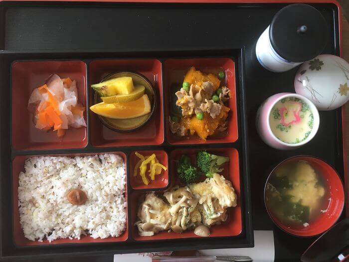 woman giving birth in japan shows amazing hospital food 7 (1)