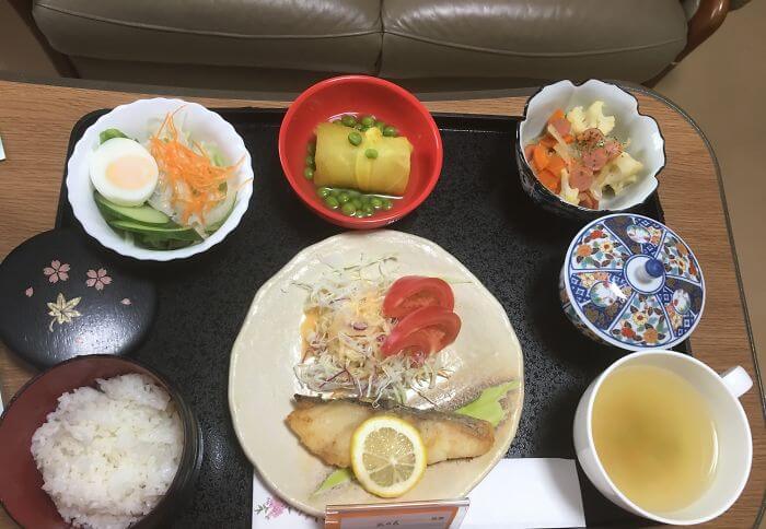 woman giving birth in japan shows amazing hospital food 8 (1)