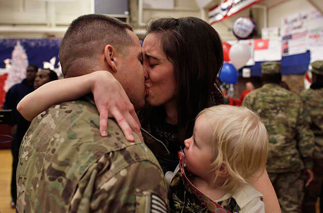 Touching Photos Of Soldiers coming Home From War 13 (1)