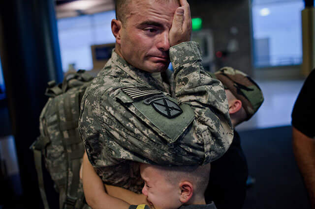 Touching Photos Of Soldiers Returning Home From War 2 (1)