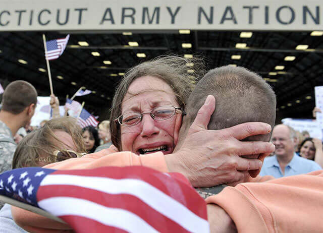 Touching Photos Of Soldiers Returning Home From War 23 (1)