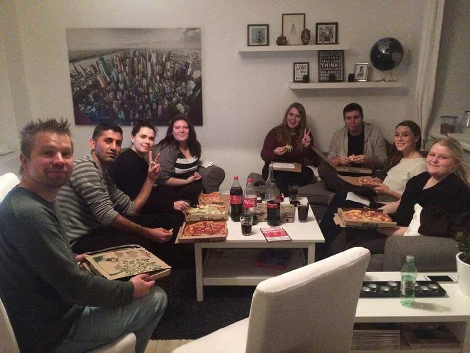 guy invites 100 strangers to his flat 1 (1)