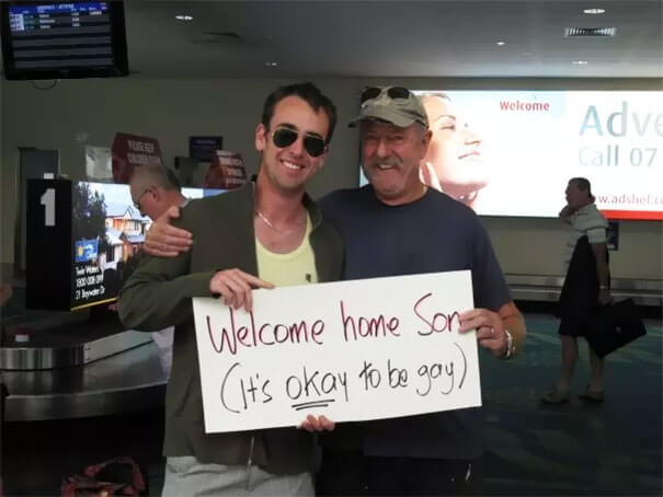 29 Funny Airport Pick Up Signs That Are So Embarrassing They're Hilarious